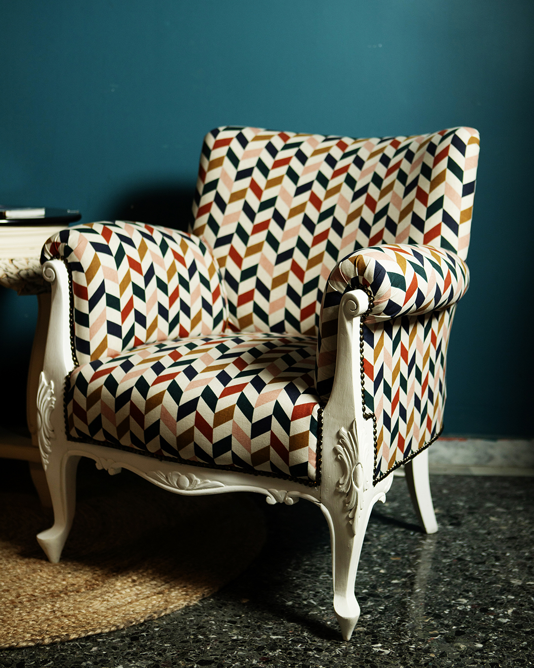 μεταποιημένη vintage πολυθρόνα με γεωμετρικό ύφασμα