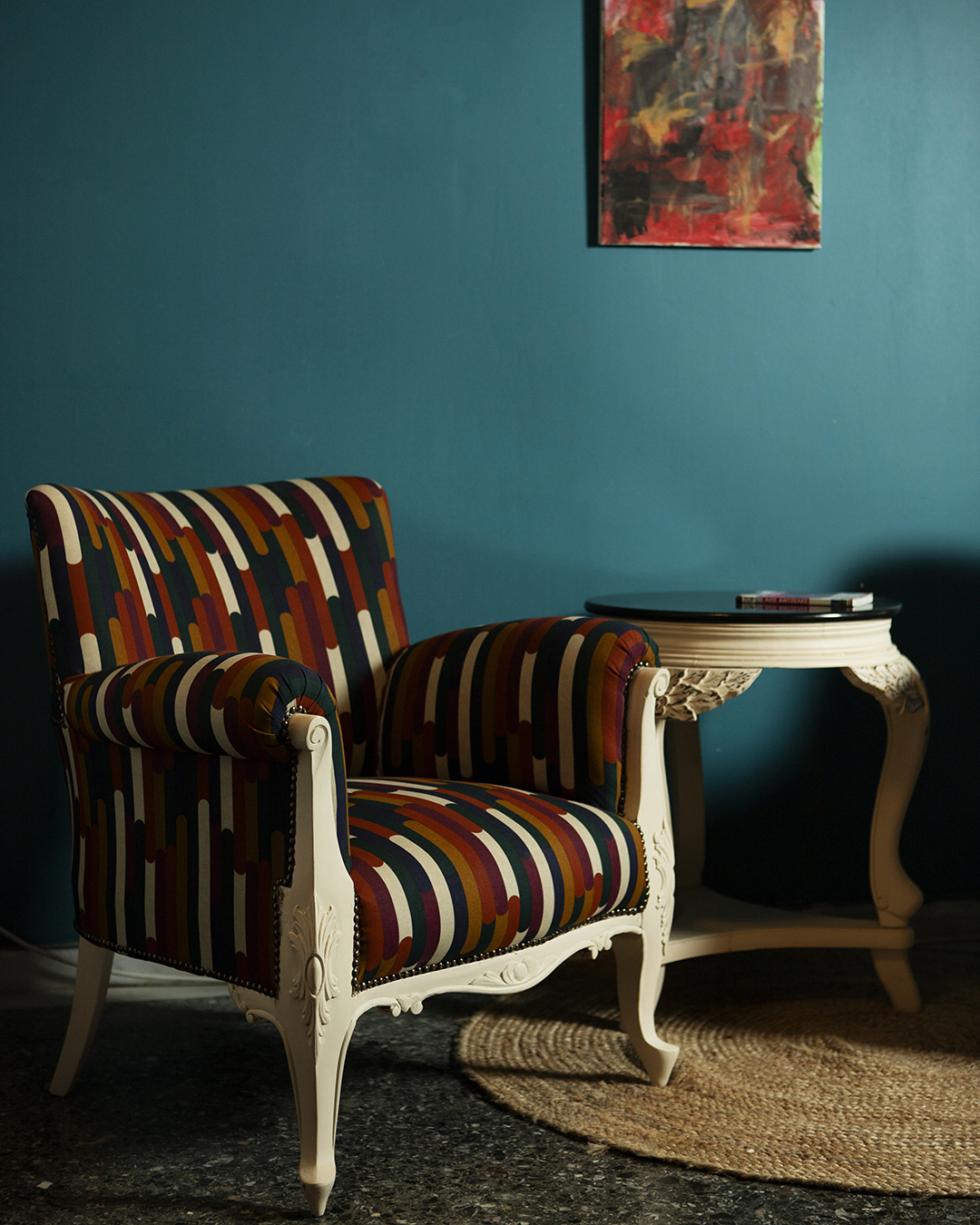 vintage πολυθρόνα με πολύχρωμο ρετρό ύφασμα