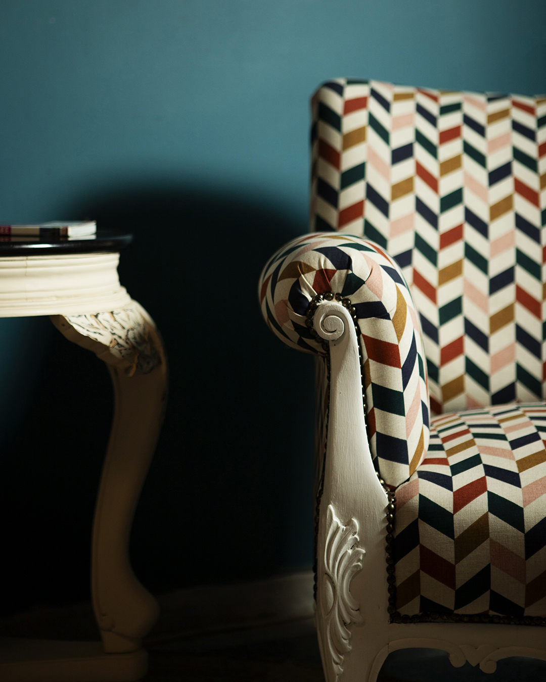 IMG_8749 vintage πολυθρόνα σαλονιού με πολύχρωμο ύφασμα