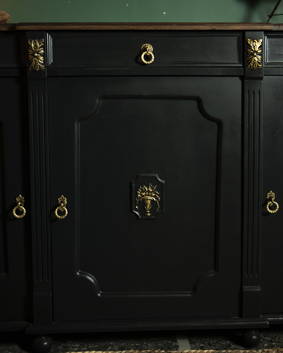 IMG_9061 μεταποιημένος μαύρος μπουφές με κομψό σχεδιασμό